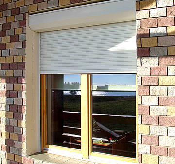 Új típusú műanyag redőny, alumínium tokkal, alumínium lefutóval